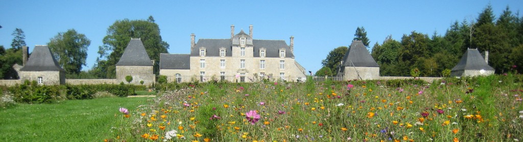 chateau du coscro et ses jardins fleuris